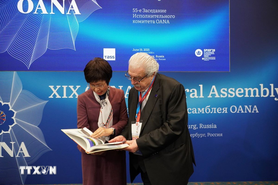 Tổng Giám đốc TTXVN Vũ Việt Trang giới thiệu sách ảnh '100 năm Báo chí Cách mạng Việt Nam' với Phó Tổng giám đốc thứ nhất TASS Mikhail Gusman. (Ảnh: Tâm Hằng/TTXVN)