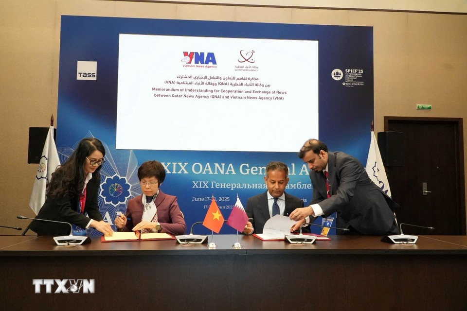 Lễ ký Biên bản ghi nhớ về hợp tác và trao đổi giữa TTXVN và QNA. (Ảnh: Quang Vinh/TTXVN)
