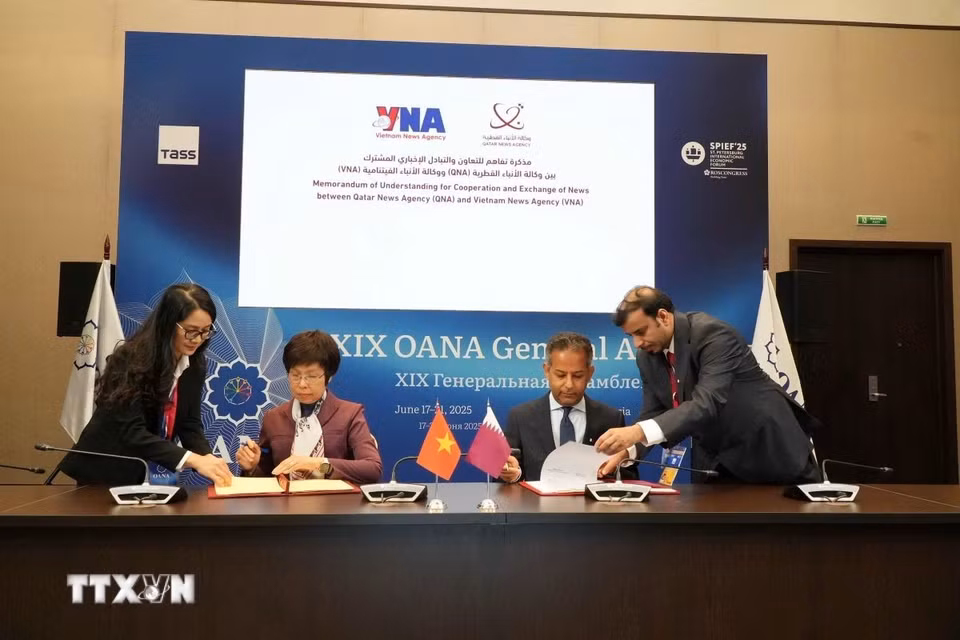 Lễ ký Biên bản ghi nhớ về hợp tác và trao đổi giữa TTXVN và QNA. (Ảnh: Quang Vinh/TTXVN)