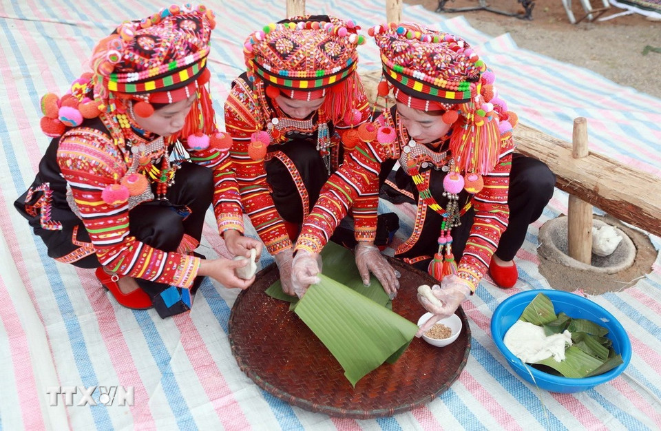 Trình diễn cách thức làm bánh giầy truyền thống dân tộc Hà Nhì. Bánh giầy là một trong những món ăn không thể thiếu trong ngày Tết của đồng bào dân tộc Hà Nhì xã biên giới Thu Lũm tỉnh Lai Châu. (Ảnh: Quý Trung/TTXVN)