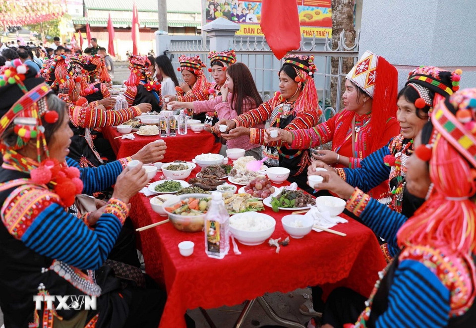 Người dân cùng du khách ăn bữa cơm tất niên chuẩn bị đón năm mới của đồng bào dân tộc Hà Nhì do xã Thu Lũm tổ chức tại Lễ hội ẩm thực. (Ảnh: Quý Trung/TTXVN)