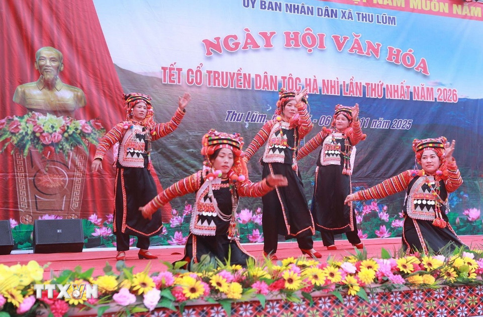 Chương trình văn nghệ chào mừng, diễn xướng, các tiết mục đặc sắc của đồng bào Hà Nhì xã Thu Lũm biểu diễn. (Ảnh: Quý Trung/TTXVN)