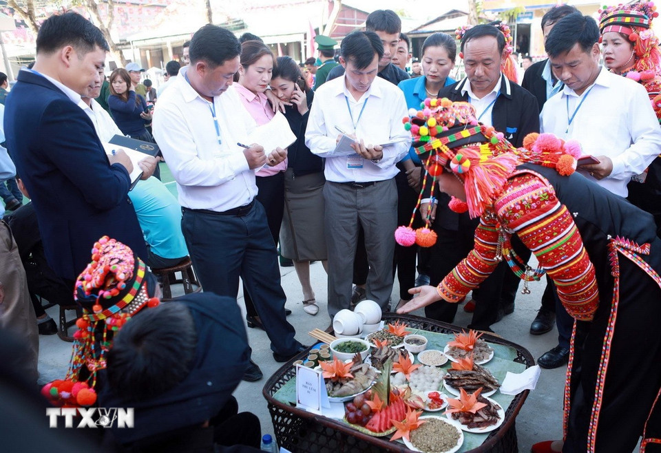 Ban tổ chức chấm điểm mâm cơm của nhân dân các bản trên địa bàn xã biên giới Thu Lũm trong Ngày hội văn hóa và chuẩn bị đón Tết cổ truyền dân tộc Hà Nhì năm 2026. (Ảnh: Quý Trung/TTXVN)