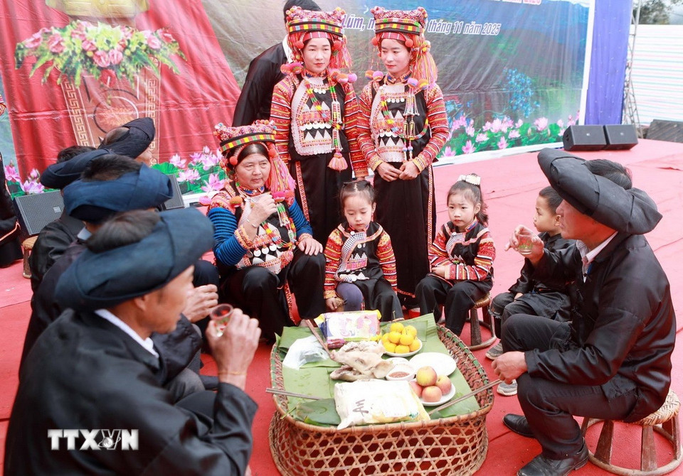 Trích đoạn chúc Tết ông bà, cha mẹ trong ngày đầu năm mới của dân tộc Hà Nhì vùng biên giới Lai Châu. (Ảnh: Quý Trung/TTXVN)