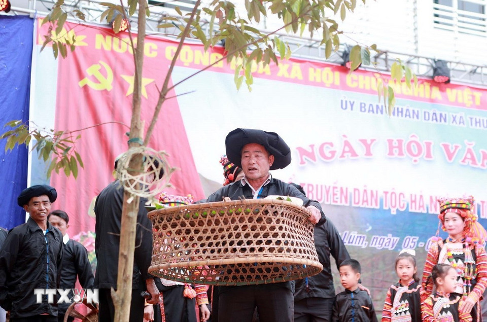 Trích đoạn Nghi lễ cúng tổ tiên trong ngày Tết của dân tộc Hà Nhì xã biên giới Thu Lũm Lai Châu. (Ảnh: Quý Trung/TTXVN)