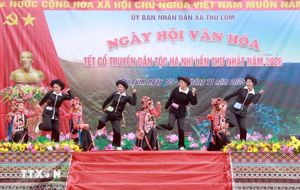 Điệu múa Khoan khoan xì khoan do các diễn viên, nghệ nhân bản Ka Lăng xã biên giới Thu Lũm biểu diễn. (Ảnh: Quý Trung/TTXVN)
