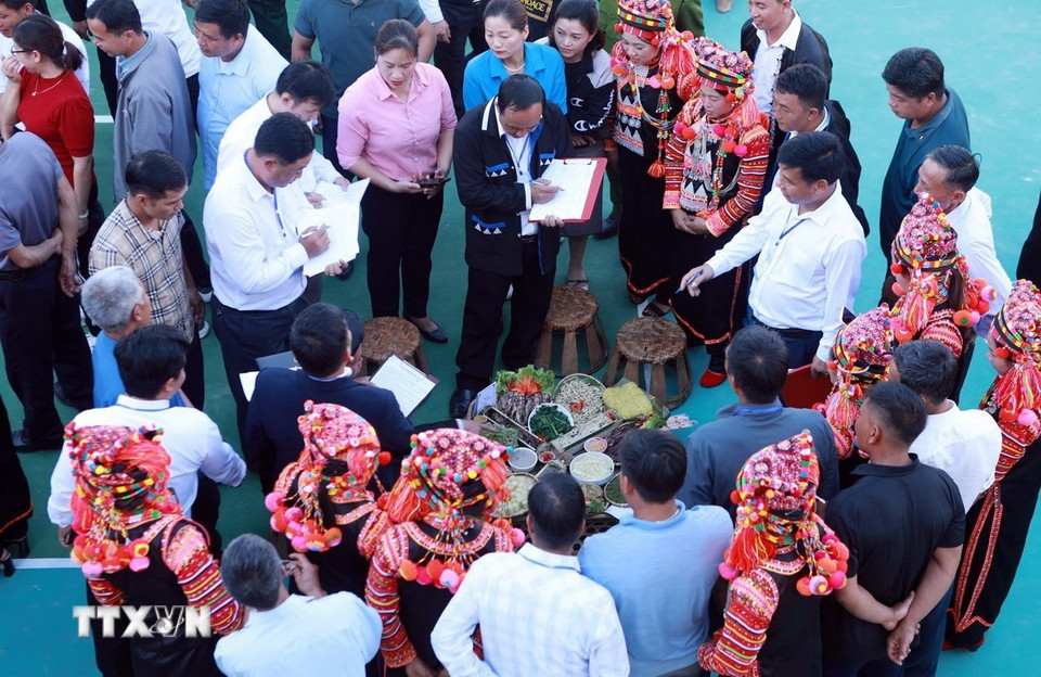 Ban tổ chức chấm điểm mâm cơm của nhân dân các bản trên địa bàn xã biên giới Thu Lũm trong Ngày hội văn hóa và chuẩn bị đón Tết cổ truyền dân tộc Hà Nhì năm 2026. (Ảnh: Quý Trung/TTXVN)