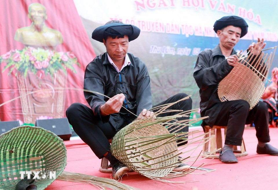 Trình diễn nghề thủ công truyền thống của đồng bào dân tộc Hà Nhì tại xã biên giới Thu Lũm tỉnh Lai Châu. (Ảnh: Quý Trung/TTXVN)