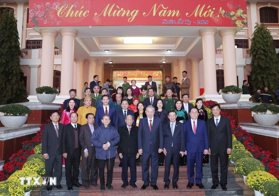 Chiều 13/1, tại thành phố Bắc Ninh, Tổng Bí thư Tô Lâm tặng quà các nguyên Bí thư Tỉnh ủy đã nghỉ hưu, các trí thức, chức sắc tôn giáo, Mẹ Việt Nam anh hùng, Anh hùng Lực lượng vũ trang nhân dân, Anh hùng Lao động, thương binh, bệnh binh, học sinh đạt huy chương vàng quốc tế năm 2024. Trong ảnh: Tổng Bí thư Tô Lâm và các đại biểu. (Ảnh: Thống Nhất/TTXVN)