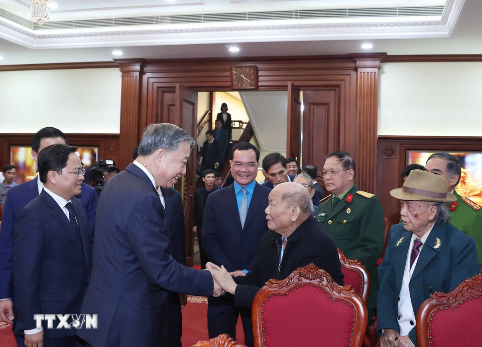 Tổng Bí thư Tô Lâm thăm hỏi các đại biểu. (Ảnh: Thống Nhất/TTXVN)