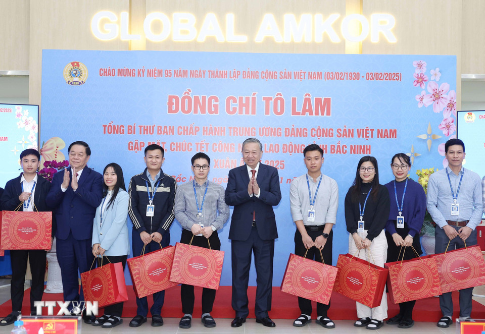 Tổng Bí thư Tô Lâm tặng quà, chúc Tết công nhân lao động tỉnh Bắc Ninh tại Nhà máy Amkor, huyện Yên Phong. (Ảnh: Thống Nhất/TTXVN)