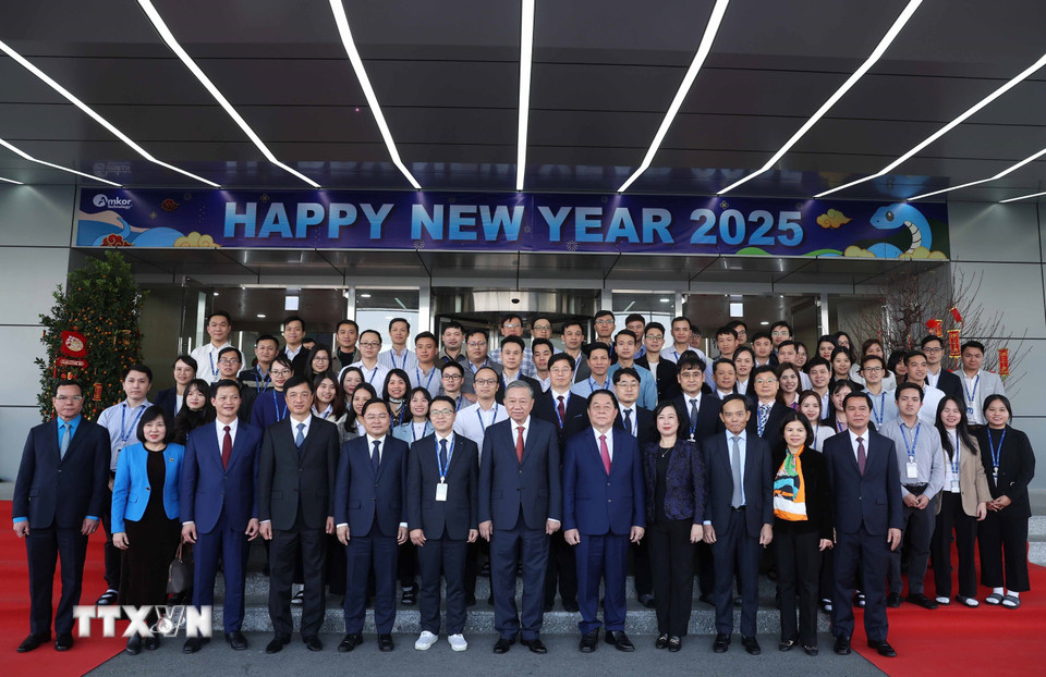 Chiều 13/1, Tổng Bí thư Tô Lâm và Đoàn công tác Trung ương đến thăm Nhà máy Amkor, huyện Yên Phong, gặp mặt, chúc Tết và tặng quà cho công nhân lao động tỉnh Bắc Ninh. (Ảnh: Thống Nhất/TTXVN)