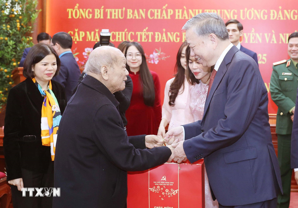 Tổng Bí thư Tô Lâm tặng quà các đại biểu. (Ảnh: Thống Nhất/TTXVN)