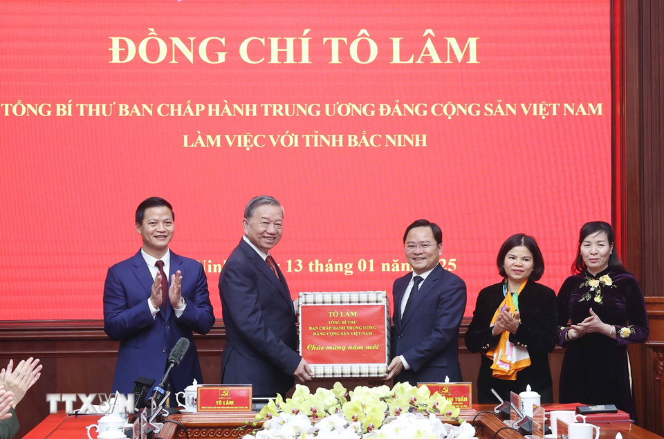 Tổng Bí thư Tô Lâm tặng quà cho Đảng bộ, chính quyền và nhân dân tỉnh Bắc Ninh. (Ảnh: Thống Nhất/TTXVN)