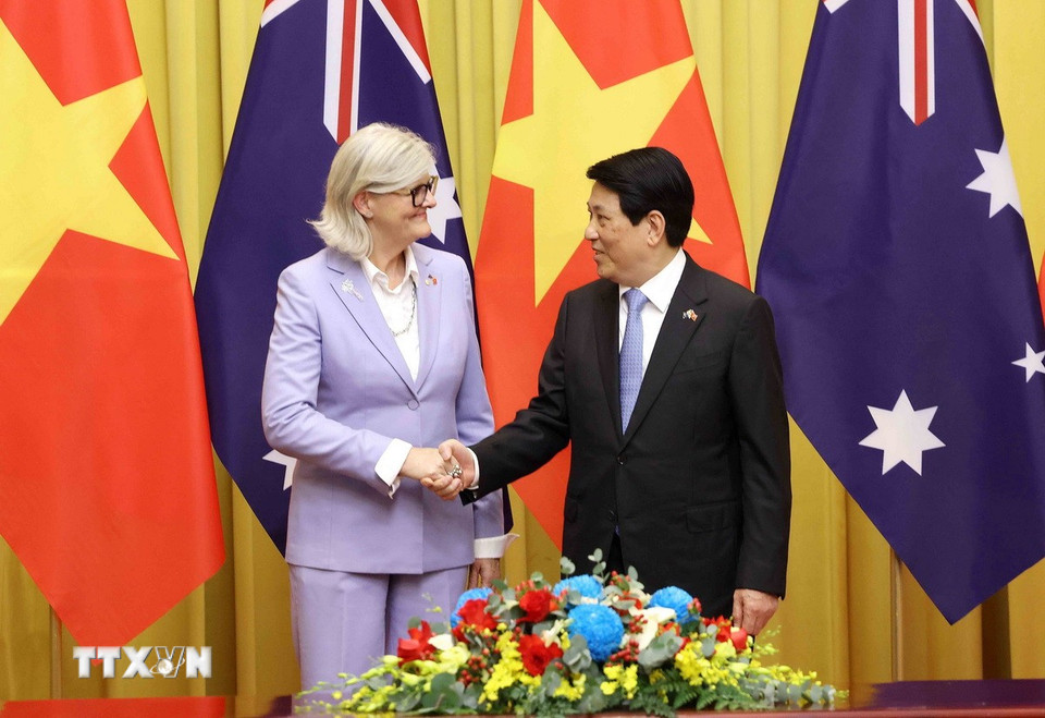 Chủ tịch nước Lương Cường và Toàn quyền Australia Sam Mostyn chụp ảnh chung trước khi tiến hành hội đàm. (Ảnh: Lâm Khánh/TTXVN)