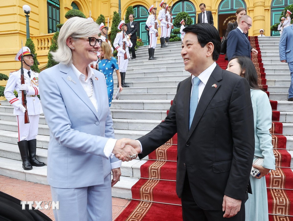Chủ tịch nước Lương Cường tiễn Toàn quyền Australia Sam Mostyn sau khi kết thúc hội đàm. (Ảnh: Lâm Khánh/TTXVN)