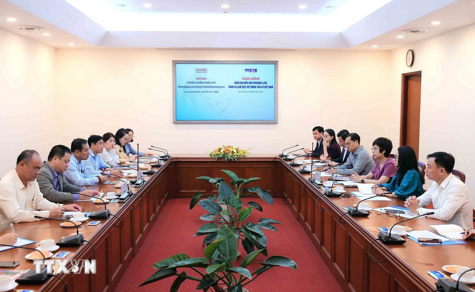 Tổng Giám đốc Thông tấn xã Việt Nam Vũ Việt Trang tiếp Đoàn đại biểu Báo Pasaxon - Cơ quan ngôn luận của Trung ương Đảng Nhân dân Cách mạng Lào. (Ảnh: An Đăng/TTXVN)