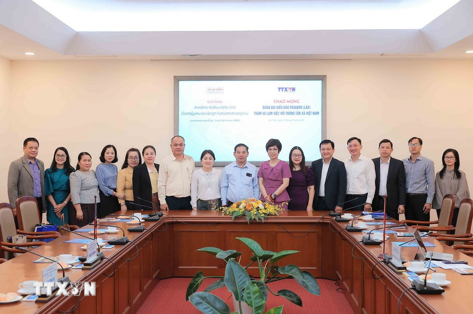 Các đại biểu chụp ảnh lưu niệm sau buổi tiếp. (Ảnh: An Đăng/TTXVN)