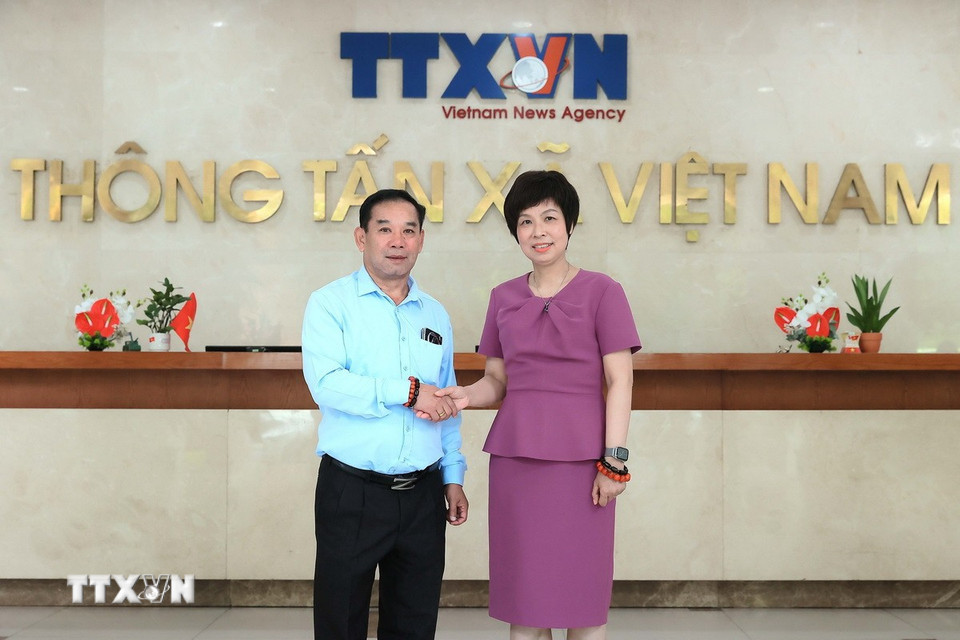 Tổng Giám đốc Thông tấn xã Việt Nam Vũ Việt Trang và ông Vansay Tavinyan, Phó Trưởng Ban Tuyên huấn Trung ương Đảng Nhân dân Cách mạng Lào, Tổng Biên tập Báo Pasaxon (Lào) tại Trung tâm Thông tấn Quốc gia (số 5 Lý Thường Kiệt, Hà Nội). (Ảnh: An Đăng/TTXVN)