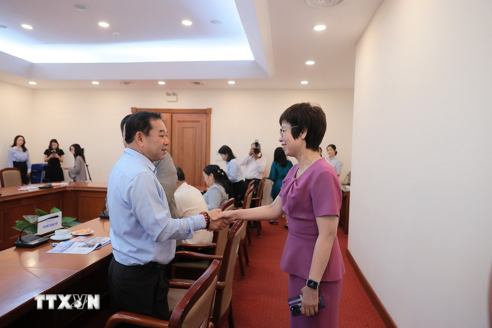 Tổng Giám đốc Thông tấn xã Việt Nam Vũ Việt Trang và ông Vansay Tavinyan, Phó Trưởng Ban Tuyên huấn Trung ương Đảng Nhân dân Cách mạng Lào, Tổng Biên tập Báo Pasaxon (Lào) tại buổi tiếp. (Ảnh: An Đăng/TTXVN)