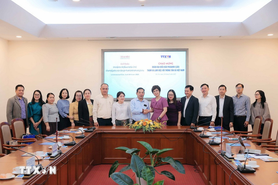 Các đại biểu chụp ảnh lưu niệm sau buổi tiếp. (Ảnh: An Đăng/TTXVN)