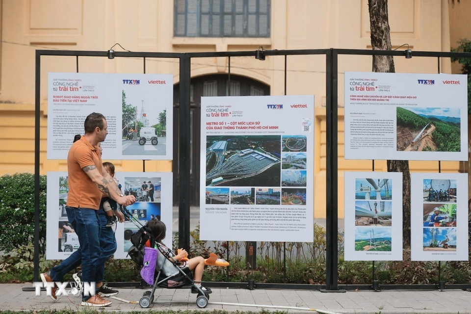Triển lãm ngoài trời "Công nghệ từ trái tim" diễn ra tại Vườn hoa Tao Đàn, không gian xanh giữa trung tâm Hà Nội từ tối 23/10 đến hết ngày 26/10. (Ảnh: Minh Quyết/TTXVN)