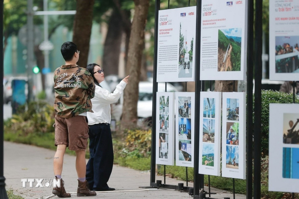 Khách tham quan triển lãm chiều 25/10. (Ảnh: Minh Quyết/TTXVN)