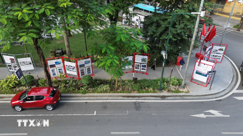 Triển lãm ngoài trời "Công nghệ từ trái tim" diễn ra tại Vườn hoa Tao Đàn, không gian xanh giữa trung tâm Hà Nội từ tối 23/10 đến hết ngày 26/10. (Ảnh: Minh Quyết/TTXVN)