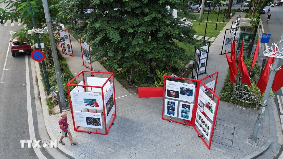 Không gian triển lãm được thiết kế theo hướng mở, kết hợp giữa công nghệ trình chiếu hiện đại và nghệ thuật thị giác, giúp người xem vừa thưởng lãm, vừa tương tác với các tác phẩm qua mã QR, màn hình cảm ứng và khu chụp ảnh sáng tạo. (Ảnh: Minh Quyết/TTXVN)