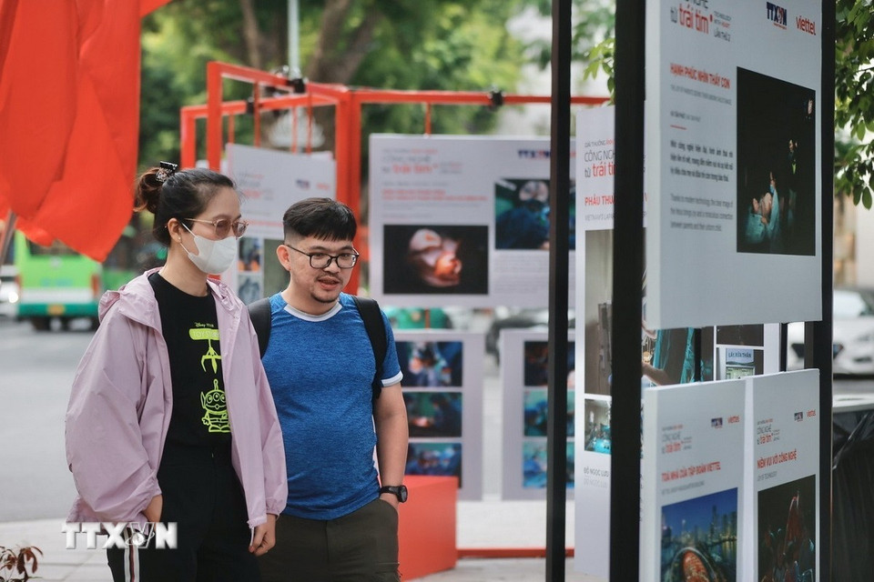 Khách tham quan triển lãm chiều 25/10. (Ảnh: Minh Quyết/TTXVN)