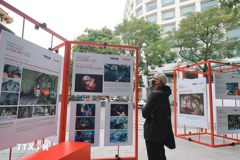 Khách tham quan triển lãm chiều 25/10. (Ảnh: Minh Quyết/TTXVN)