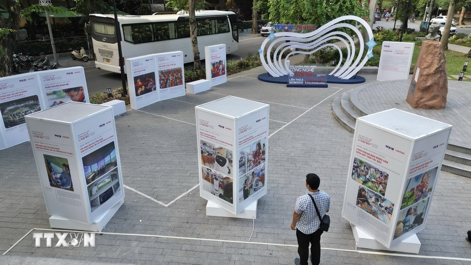 Không gian triển lãm được thiết kế theo hướng mở, kết hợp giữa công nghệ trình chiếu hiện đại và nghệ thuật thị giác, giúp người xem vừa thưởng lãm, vừa tương tác với các tác phẩm qua mã QR, màn hình cảm ứng và khu chụp ảnh sáng tạo. (Ảnh: Minh Quyết/TTXVN)