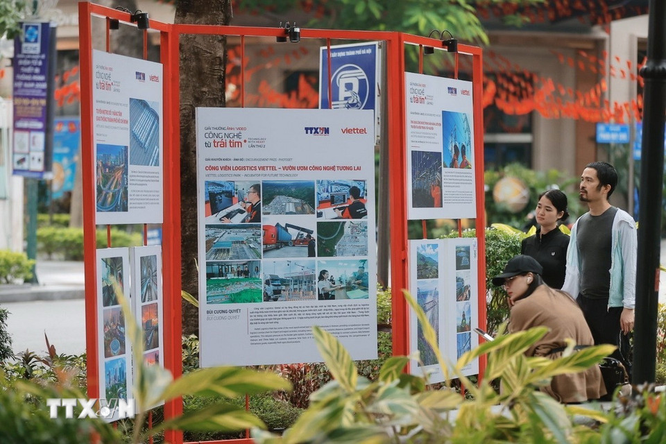 Triển lãm ngoài trời "Công nghệ từ trái tim" diễn ra tại Vườn hoa Tao Đàn, không gian xanh giữa trung tâm Hà Nội từ tối 23/10 đến hết ngày 26/10. (Ảnh: Minh Quyết/TTXVN)