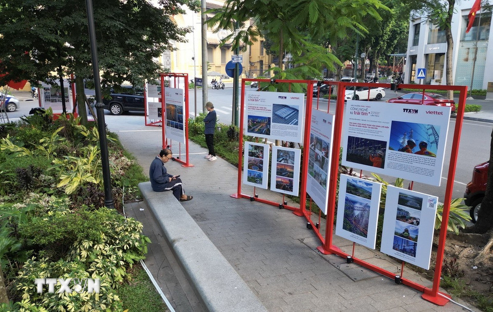 Triển lãm mang đến cảm giác gần gũi mà mới mẻ: Công nghệ không còn ở trong phòng thí nghiệm hay nhà máy, mà hiện diện giữa đời sống, giữa công viên, giữa những con người bình dị. (Ảnh: Minh Quyết/TTXVN)