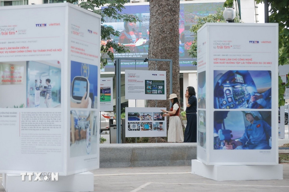 Không gian triển lãm được thiết kế theo hướng mở, kết hợp giữa công nghệ trình chiếu hiện đại và nghệ thuật thị giác, giúp người xem vừa thưởng lãm, vừa tương tác với các tác phẩm qua mã QR, màn hình cảm ứng và khu chụp ảnh sáng tạo. (Ảnh: Minh Quyết/TTXVN)