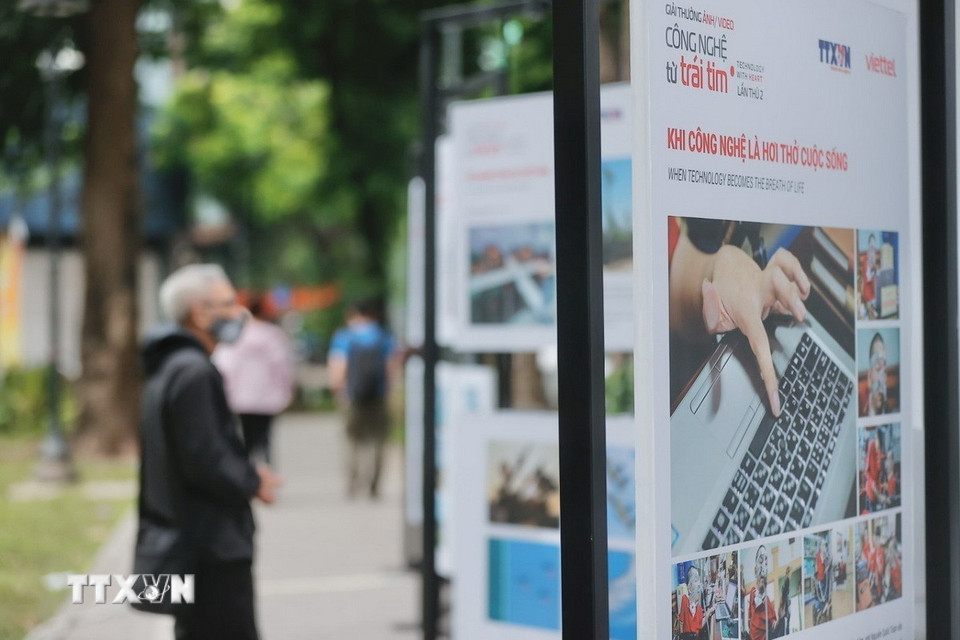 Triển lãm mang đến cảm giác gần gũi mà mới mẻ: công nghệ không còn ở trong phòng thí nghiệm hay nhà máy, mà hiện diện giữa đời sống – giữa công viên, giữa những con người bình dị. (Ảnh: Minh Quyết/TTXVN)
