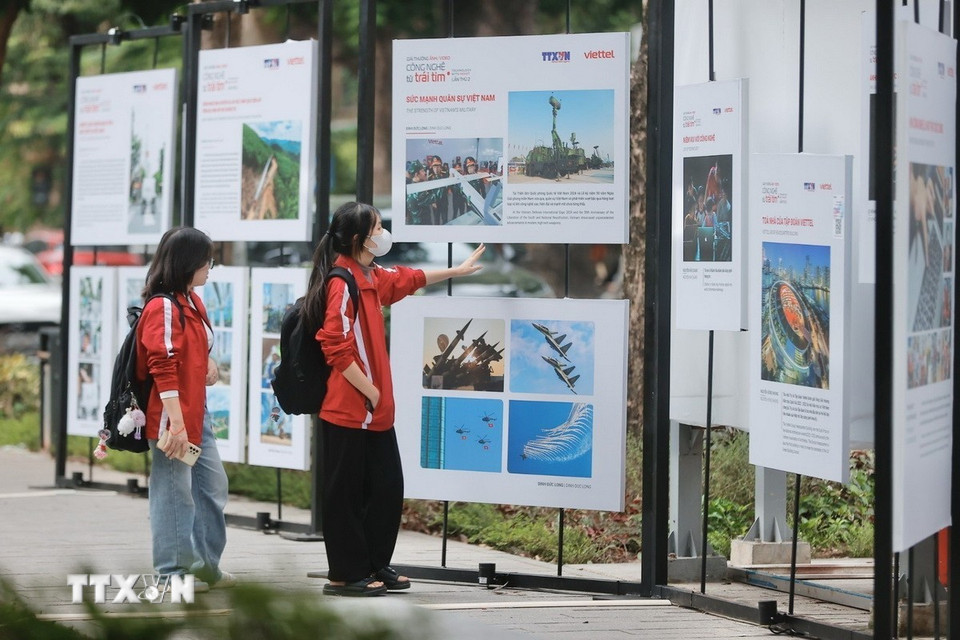 Khách tham quan triển lãm chiều 25/10. (Ảnh: Minh Quyết/TTXVN)