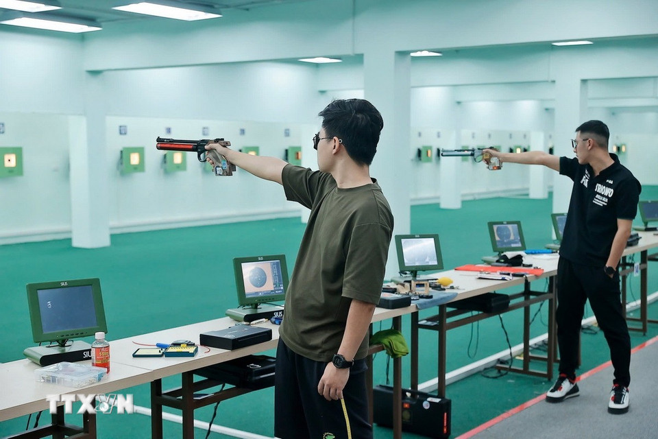 Xạ thủ Lại Công Minh (trái) và Nguyễn Đình Thành tập trung tập luyện chuẩn bị cho SEA Games 33. (Ảnh: Minh Quyết/TTXVN)