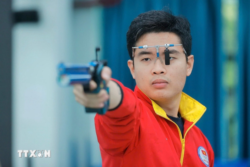 Xạ thủ Phạm Quang Huy nỗ lực tập luyện chuẩn bị cho SEA Games 33 tại Thái Lan vào tháng 12 tới. (Ảnh: Minh Quyết/TTXVN)