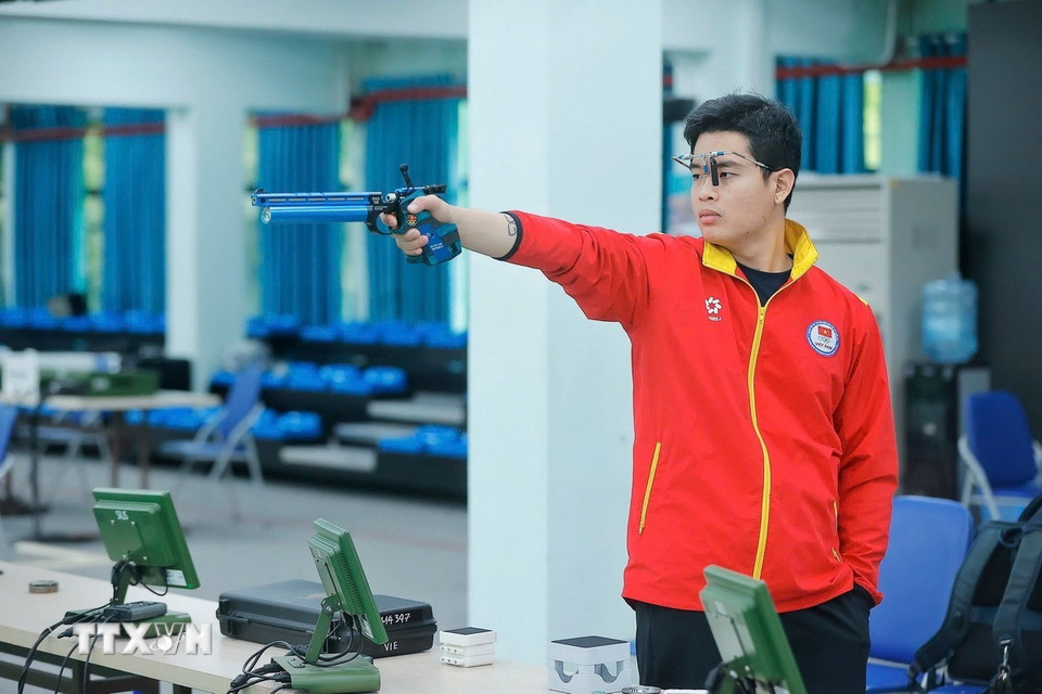 Xạ thủ Phạm Quang Huy nỗ lực tập luyện chuẩn bị cho SEA Games 33 tại Thái Lan vào tháng 12 tới. (Ảnh: Minh Quyết/TTXVN)