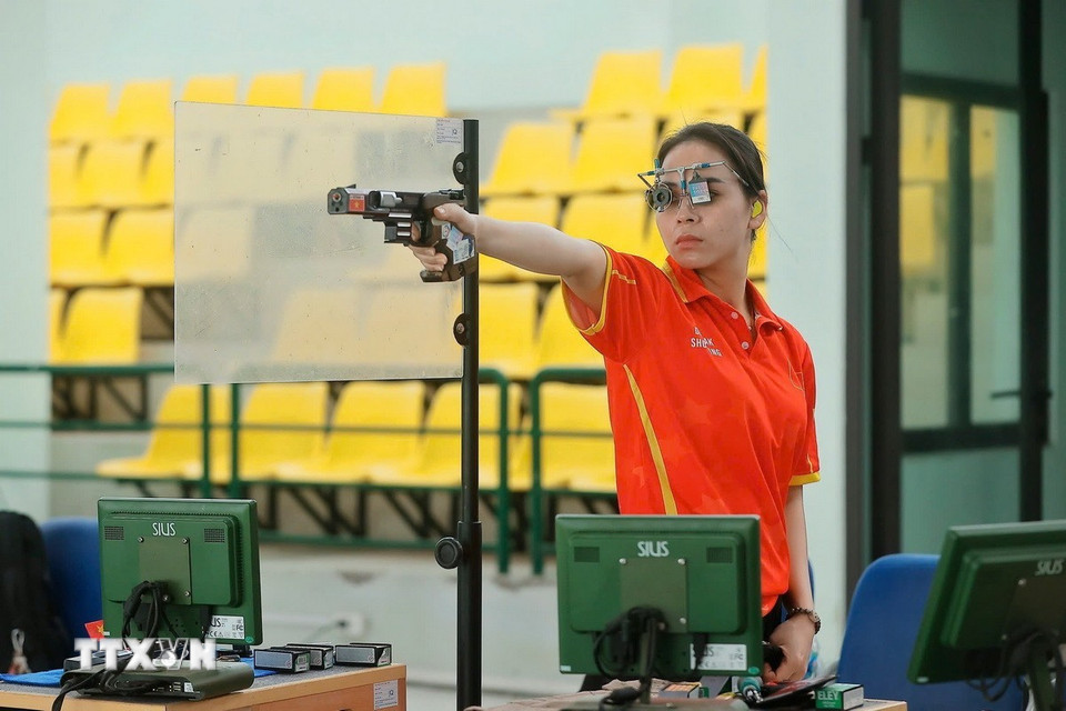 Trịnh Thu Vinh là một trong những nữ xạ thủ nổi bật của Việt Nam, từng giành 1 huy chương Bạc đồng đội và 1 huy chương đồng cá nhân nội dung 10m súng ngắn hơi nữ tại SEA Games 31. (Ảnh: Minh Quyết/TTXVN)