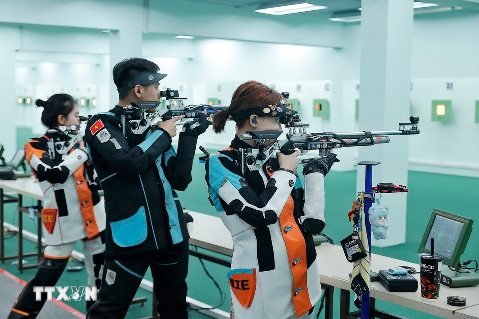 Các xạ thủ của tổ súng trường như Phí Thanh Thảo, Lê Thị Mộng Tuyền, Nguyễn Phạm Hiền Khanh… đang tập trung tích lũy thêm chuyên môn ở mỗi buổi tập. Với họ, từng buổi rèn luyện cũng là cơ hội cuối cùng chuẩn bị trước khi lên đường tới Thái Lan thi đấu. (Ảnh: Minh Quyết/TTXVN)