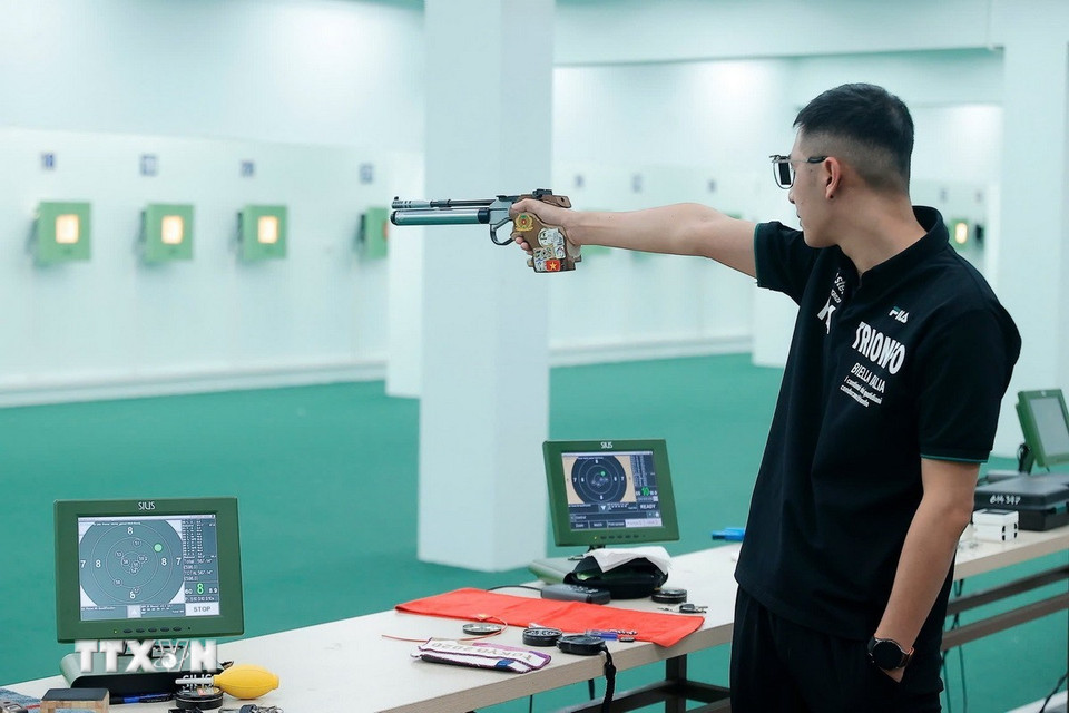 Xạ thủ Nguyễn Đình Thành tập trung tập luyện chuẩn bị cho SEA Games 33. (Ảnh: Minh Quyết/TTXVN)