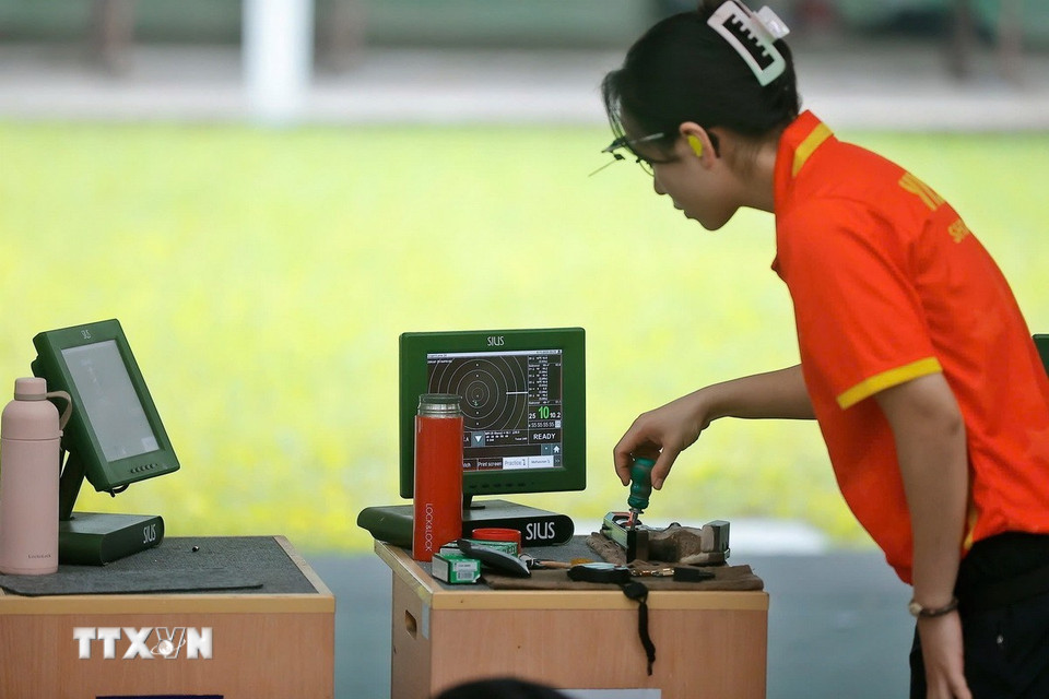 Trịnh Thu Vinh là một trong những nữ xạ thủ nổi bật của Việt Nam, từng giành 1 huy chương Bạc đồng đội và 1 huy chương Đồng cá nhân nội dung 10m súng ngắn hơi nữ tại SEA Games 31. (Ảnh: Minh Quyết/TTXVN)