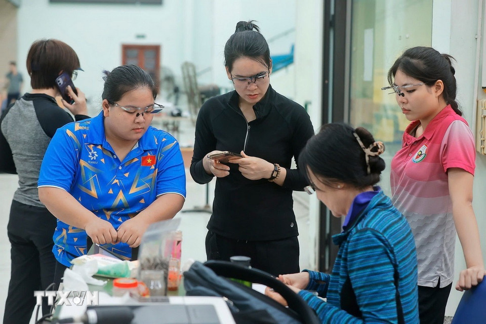 Bà Altantsetseg Byambajavyn là chuyên gia duy nhất của đội tuyển bắn súng Việt Nam, nữ chuyên gia người Mông Cổ đã làm việc 1 năm qua và có sự hiểu nhau về chuyên môn cùng nhóm xạ thủ trọng điểm nội dung súng ngắn nữ (trong đó có Trịnh Thu Vinh). (Ảnh: Minh Quyết/TTXVN)