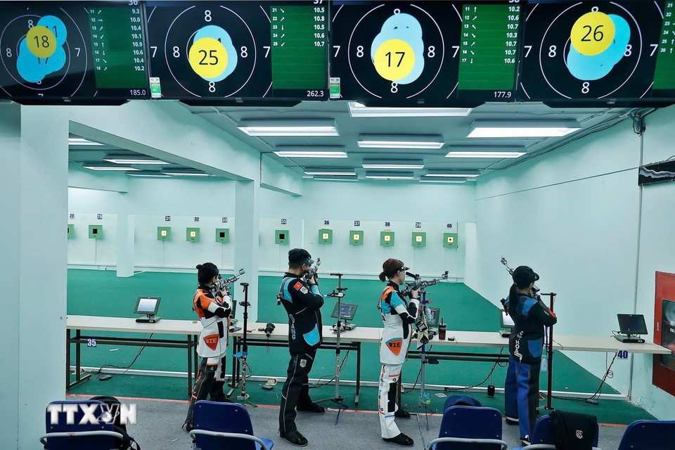 Các xạ thủ của tổ súng trường như Phí Thanh Thảo, Lê Thị Mộng Tuyền, Nguyễn Phạm Hiền Khanh… đang tập trung tích lũy thêm chuyên môn ở mỗi buổi tập. Với họ, từng buổi rèn luyện cũng là cơ hội cuối cùng chuẩn bị trước khi lên đường tới Thái Lan thi đấu. (Ảnh: Minh Quyết/TTXVN)