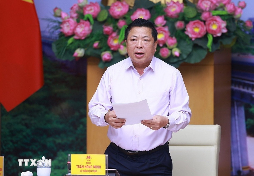 Bộ trưởng Bộ Xây dựng Trần Hồng Minh báo cáo tình hình triển khai các dự án trọng điểm lĩnh vực đường sắt. (Ảnh: Dương Giang/TTXVN)