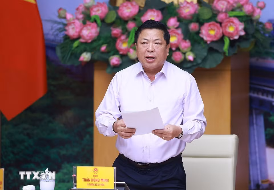 Bộ trưởng Bộ Xây dựng Trần Hồng Minh báo cáo tình hình triển khai các dự án trọng điểm lĩnh vực đường sắt. (Ảnh: Dương Giang/TTXVN)