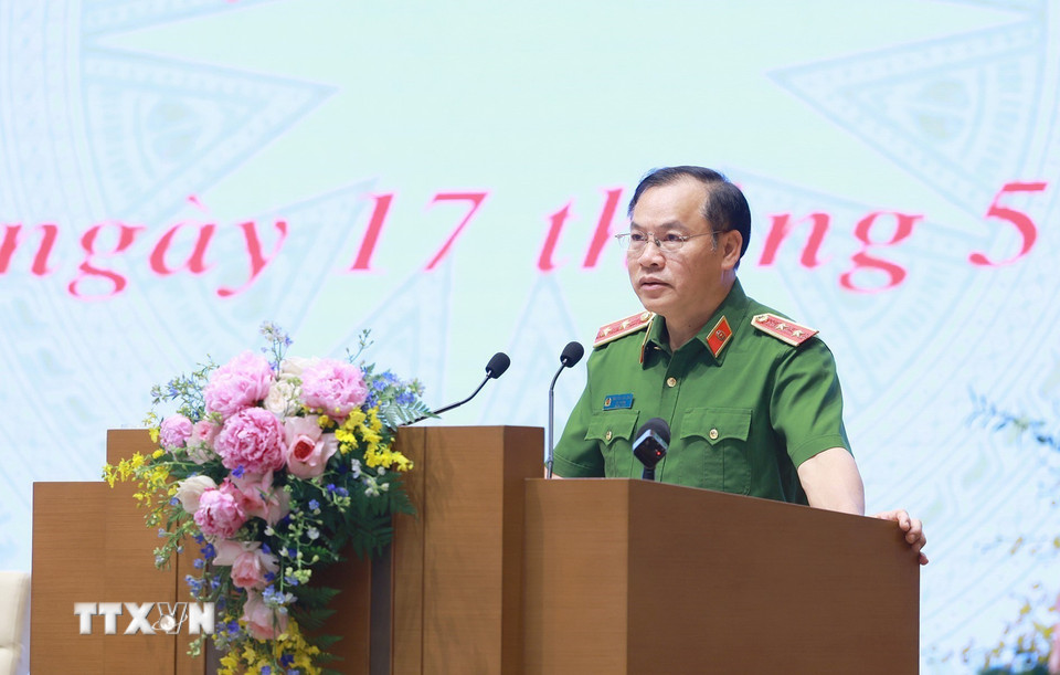 Trung tướng Nguyễn Văn Long, Thứ trưởng Bộ Công an báo cáo tình hình triển khai Đề án 06. (Ảnh: Dương Giang/TTXVN)