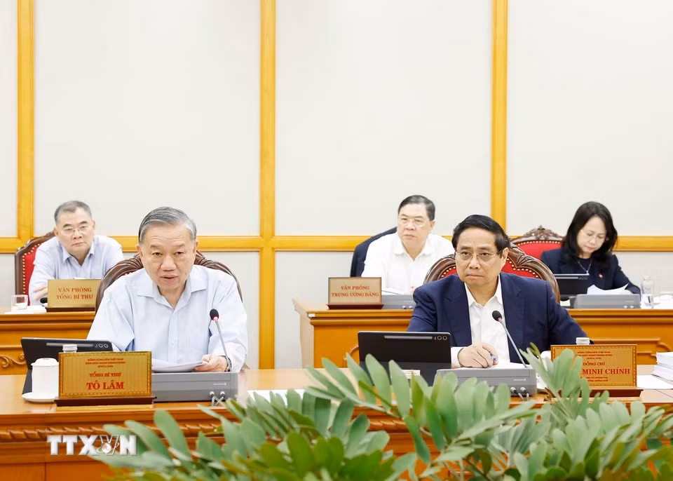 Ngày 31/10/2025, tại Trụ sở Trung ương Đảng, Bộ Chính trị, Ban Bí thư họp nghe báo cáo về tình hình, kết quả hoạt động của bộ máy hệ thống chính trị và chính quyền địa phương 2 cấp tháng 10/2025; về tổng kết công tác đại hội đảng bộ trực thuộc Trung ương nhiệm kỳ 2025–2030 của Ban Tổ chức Trung ương và của Văn phòng Trung ương Đảng; báo cáo tổng hợp tình hình và công tác ứng phó, khắc phục hậu quả bão số 12. (Ảnh: Thống Nhất/TTXVN)